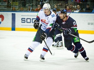 Ľubomír Višňovský (vpravo) v súboji s Jevgenijom Malkinom v zápase KHL Slovan - Magnitogorsk.