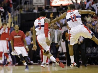 Hrdina Washingtonu Bradley Beal sa teší z úspešného pokusu proti Oklahome.