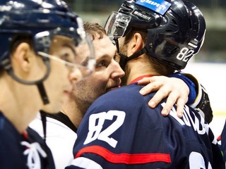 <p>Višňovský chce zostať v Slovane, ale <a href="http://sport.sme.sk/c/6659410/visnovsky-chce-zostat-v-slovane-vedeniu-nhl-sa-to-nepaci.html">vedeniu NHL sa to nepáči</a>.</p>