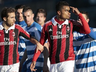 Kevin-Prince Boateng, hráč AC Miláno, gestikuluje smerom k divákom v Busto Arsizio po tom, ako ho rasisticky urážali. Boateng si neskôr vyzliekol tričko a na protest odkráčal do šatne.