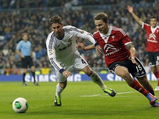 Ramos kopačkou pohladil súperovu tvár a vynadal rozhodcovi