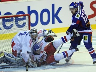 Tomáš Mojžíš (na ľade) zblokoval strelu Záborského v zápase Slovensko - Česko.