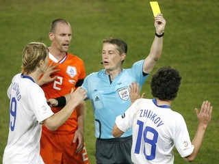Ľuboš Micheľ ukazuje žltú kartu Rusovi Jurijovi Žirkovovi (vpravo) v štvrťfinálovom zápase Rusko - Holandsko na Eure 2008.
