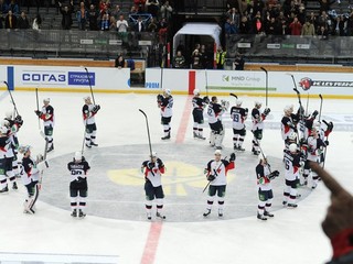 Tisíce fanúšikov Slovana v Prahe ďakovali hráčom po víťazstve nad HC Lev. Hokejisti sa pre ich skandovanie vracali dvakrát z kabíny.