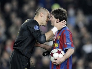 Valdés a Messi.