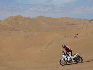 Ivan Jakeš prechádza nehostinnou púšťou.