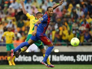 Kapverďan "Nando" Neves s súboji s Lehlohonolom Majorom z JAR.