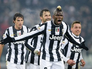 Francúzsky hráč Juventusu Paul Pogba oslavuje nádherný gól.
