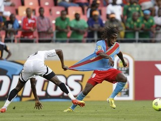 Ghančan Jerry Akaminko drží za dres Dieudonna Mbokaniho.