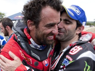 Ivan Jakeš (vľavo) na KTM dosiahol životný úspech, keď na 35. ročníku prestížnej Rely Dakar obsadil celkové 4. miesto. Gratuluje mu Portugalčan Paulo Goncalves.