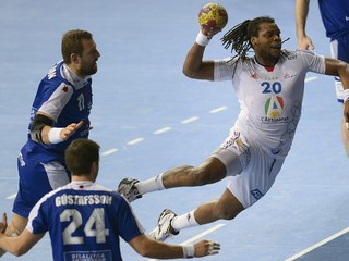 Francúzsky hráč Cedric Sorhaindo (vpravo) strieľa cez Sverre Jakobssona z Islandu (vľavo) v osemfinále zápasu Island - Francúzsko.