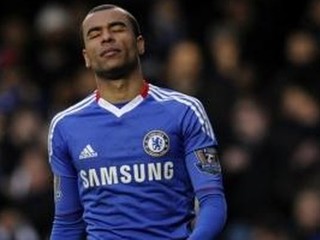 Obranca Ashley Cole predĺžil zmluvu s Chelsea o ďalší rok