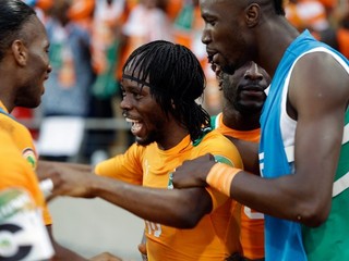 Gervinho oslavuje svoj gól.