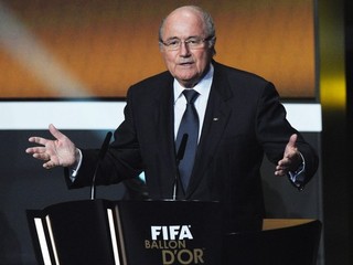 Blatter: Zostup je primeraný trest za rasistické prejavy