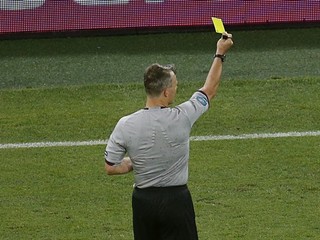 Hráčovi druhej nemeckej ligy rozhodca zlomil nos