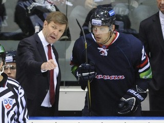 Tréner Rostislav Čada s obrancom Ivanom Švarným.