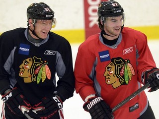 Marián Hossa (vľavo) oslávil v januári 34. narodeniny. V NHL odohral 985 zápasov, strelil v nich 422 gólov a nazbieral 913 bodov. Na snímke je s českým spoluhráčom Michaelom Frolíkom.