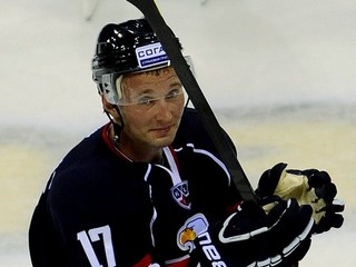 Ľubomír Višňovský ďakuje divákom po zápase Slovan - Omsk 4:2.