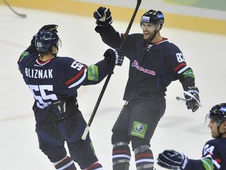 Mário Bližňák s Michalom Vondrkom sa tešia z gólu v sieti Astany.
