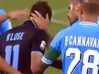 Svet obdivuje Kloseho, priznal svoj gól rukou Neapolu