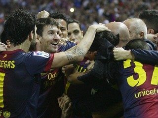 Fabregas filmoval, Barce pomohol neplatný gól a vyhrala