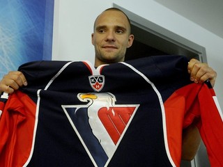 Obranca Buffala Andrej Sekera  bude počas výluky v NHL hrať v drese Slovana v KHL.