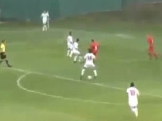 Mladí Srbi si vystrelili zo súpera: traja loptu preskočili a štvrtý skóroval