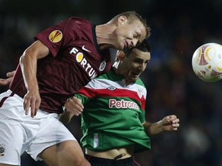 Jarošík zo Sparty v súboji s Adurizom z Bilbaa.