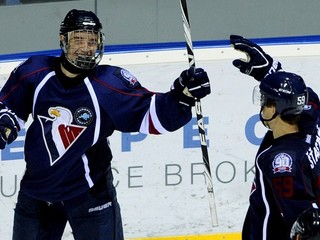 Marko Daňo (vľavo) po svojom premiérovom góle v KHL v zápase s Astanou.