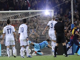 Messi strieľa druhý gól.