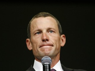 Armstrong mal v roku 2001 podozrivý test, napomenuli ho