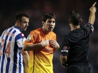 Za čo som dostal žltú kartu? pýta sa Messi.