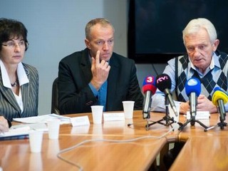 Prezident slovenského olympijského výboru František Chmelár, generálny sektretár SOV Jozef Liba a prezidentka slovenskej lyžiarskej asociácie Janka Gantnerová počas tlačovej konferencie.