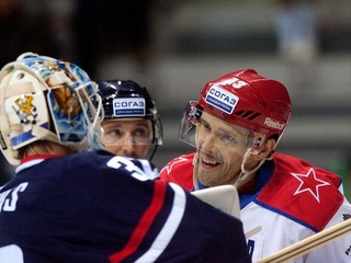 Pavel Daciuk (vpravo) a brankár Slovana Jaroslav Janus.