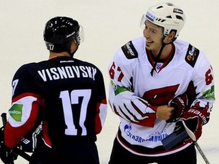 Tomáš Záborský s Ľubomírom Višňovským počas zápasu so Slovanom.