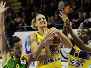 S loptou Košičanka Petra Kulichová, vpravo Riquna Wiliamsová.