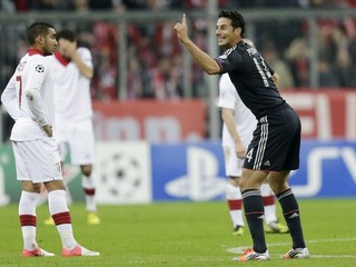 Claudio Pizarro dal Lille tri góly.