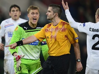 Protesty nepomohli, Hannover penaltu kopal a vďaka nej vyhral 3:2.