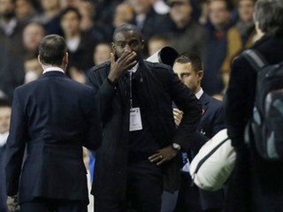 Slzy a poďakovanie, Muamba sa vrátil na ihrisko, na ktorom skolaboval