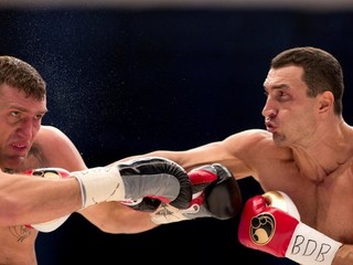 Mariusz Wach (vľavo) a Vladimir Kličko.