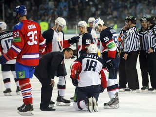 Miroslav Šatan na ľade po zrážke so Zdenom Chárom (vľavo).