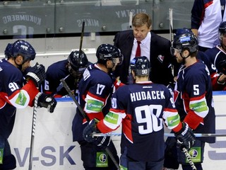 Tréner Rostislav Čada dáva pokyny na striedačke. Najbližší zápas hrá Slovan v stredu s Nižným Novgorodom (19.00).