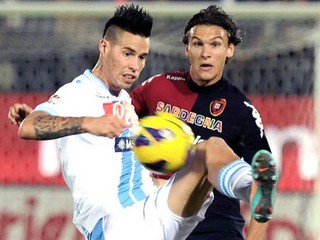 Marek Hamšík a a švédsky obranca Cagliari Albin Ekdal.