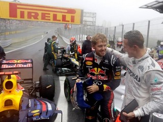 Sebastian Vettel (vľavo) a Michael Schumacher.