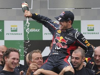 Vettel predbiehal počas žltých vlajok, hovorí sa o proteste