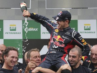 Sebastian Vettel počas osláv titulu.