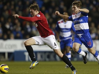 Phil Jones z Manchestru United (vľavo) a Jay Tabb z Readingu.