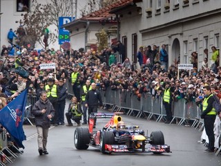 V rakúskom Grazi čakalo šampióna formuly 1 Sebastiana Vettela vyše 30–tisíc ľudí. Na monoposte odjazdil po uliciach pár kôl.