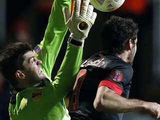 Slovenský brankár Plzne Matúš Kozáčik (vľavo) v súboji s Raulom Garciom z Atlética Madrid.