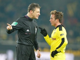 Mario Goetze z Dortmundu a rozhodca Stark.